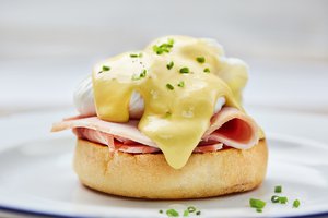  Eggs Benedict – poached eggs, English muffin, Wil
