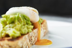 Poached egg & smashed avocado – wholemeal toast 